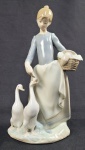 LLADRO - MENINA ALIMENTANDO GANSOS, ENCANTADORA ESCULTURA EM PORCELANA MARCAS DA MANUFATURA SOB A BASE. 26 CM DE ALTURA