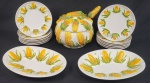 WEISS - LINDO CONJUNTO EM FAIANÇA  ESMALTADA PROFUSAMENTE DECORADA COM ESPIGAS DE MILHO. COMPOSTO DE SOPEIRA COM SUA CONCHA (CUJA PEGA TAMBÉM É UMA ESPIGA, 12 PRATOS INDIVIDUAIS PARA SERVIR ESPIGASE DUAS TIJELAS DE SERVIÇO. BRASIL, MEADOS DO SEC. XX. 24 X 20 CM
