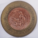 FÁBULA DE ÉSOPO  A RAPOSA E A CEGONHA  PALACIANO MEDALHÃO COM MOLDURA EM METAL RECOBERTA EM OURO COM DECORAÇÃO DE GROTTESCOS  (70 CM DE DIAMETRO FORMA PAR COM O APREGOADO NO PRÓXIMO LOTE) E LINDA PLACA EM FAIANÇA COM REPRESENTAÇÃO DA FÁBULA DE ÉSOPO SOBRE A RAPOSA E A CEGONHA. UMA GRANDE CEGONHA APRESENTA A RAPOSA UM LONGO VASO COM BOCA ESTREITA PARA QUE ESTA SE ALIMENTE. A RAPOSA OLHA PARA O FRASCO IMPOTENTE PORQUE SEM UM BICO COMO O DA CEGONHA NÃO HÁ COMO ALIMENTAR-SE. A FÁBULA DE ÉSOPO É ASSIM RELATADA: Um dia a raposa convidou a cegonha para jantar. Querendo pregar uma peça na outra, serviu sopa num prato raso. Claro que a raposa tomou toda a sua sopa sem o menor problema, mas a pobre cegonha, com seu bico comprido, mal pôde tomar uma gota. O resultado foi que a cegonha voltou para casa morrendo de fome. A raposa fingiu que estava preocupada, perguntou se a sopa não estava do gosto da cegonha, mas a cegonha não disse nada. Quando foi embora, agradeceu muito a gentileza da raposa e disse que fazia questão de retribuir o jantar no dia seguinte. Assim que chegou, a raposa se sentou lambendo os beiços de fome, curiosa para ver as delícias que a outra ia servir. O jantar veio para a mesa numa jarra alta, de gargalo estreito, onde a cegonha podia beber sem o menor problema. A raposa, amoladíssima, só teve uma saída: lamber as gotinhas de sopa que escorriam pelo lado de fora da jarra. Ela aprendeu muito bem a lição. Enquanto ia andando para casa, faminta, pensava: Não posso reclamar da cegonha. Ela me tratou mal, mas fui grosseira com ela primeiro.  MORALIDADE: trate os outros tal como deseja ser tratado. A  Ésopo foi  atribuído um conjunto de pequenas histórias, de carácter moral e alegórico, cujos papéis principais eram desenvolvidos por animais. Na Atenas do século V a.C., essas fábulas eram conhecidas e apreciadas. As fábulas que lhe são atribuídas sugerem normas de conduta que são exemplificadas pela ação dos animais (mas também de homens, deuses e mesmo coisas inanimadas). Esopo partia da cultura popular para compor seus escritos. Os seus animais falam, cometem erros, são sábios ou tolos, maus ou bons, exatamente como os homens. A intenção de Esopo, em suas fábulas, era mostrar como os seres humanos podiam agir, para bem ou para mal. MORALIDADE: trate os outros tal como deseja ser tratado.EUROPA, INICIO DO SEC. XX. 70 CM DE DIAMETRO. NOTA: Esopo (Nessebar, 620 a.C.  Delfos, 564 a.C.) foi um escritor da Grécia Antiga a quem são atribuídas várias fábulas populares. A ele se atribui a paternidade da fábula como gênero literário. Sua obra, que constitui as Fábulas de Esopo, serviu como inspiração para outros escritores ao longo dos séculos, como Fedro e La Fontaine. Malgrado sua existência permaneça incerta e pouco se saiba quanto à origem de várias de suas obras, seus contos se disseminaram em muitas línguas pela tradição oral. Em muitos de seus escritos, os animais falam e têm características humanas. O fabulista grego teria nascido no final do século VII a.C. ou no início do século VI a.C..1 Heráclides do Ponto na obra Acerca dos Samios, afirmava que Esopo nascera na Trácia. Em suas origens, porém, várias hipóteses foram formuladas: Frígia, Egito, Etiópia, Samos, Atenas, Sardes e Amório. A hipótese de sua origem africana hoje é bastante creditada: o mesmo nome "Esopo" poderia ser uma contração da palavra grega para "etíope", um termo usado pelos gregos para se referir a todos os africanos subsaarianos. Além disso, alguns dos animais que aparecem nas fábulas de Esopo eram comuns na África, mas não na Europa (devemos ter em mente a diferente distribuição na época de animais como o leão berbere, hoje extinto). Também deve ser notado que a tradição oral de muitos povos africanos (mas também dos povos do Oriente Próximo e dos Persas) inclui contos de fadas com animais personificados, cujo estilo muitas vezes se assemelha ao de Esopo.* Certo é que morreu em Delfos, tendo sido executado injustamente, segundo descreve Heródoto (Histórias, II, 134) e o Suda. Segundo Heródoto, Esopo foi escravo do filósofo Janto (Xanto), um cidadão de Samos, juntamente com uma outra escrava chamada Rodópis. As fábulas de Esopo e outras possivelmente a ele atribuídas foram reunidas pela primeira vez por Demétrio de Faleros, no início do século III a.C.Aristóteles afirmou na Retórica que Esopo teria uma vez discursado na Assembleia de Samos em defesa de um demagogo.5 Platão cita o nome de Esopo no diálogo Fédon (60c-61a), o que faz muitos a concluírem que suas fábulas eram muito conhecidas nesse momento histórico posterior.