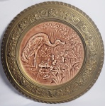 FÁBULA DE ÉSOPO  - JÚPITER AS RÃS  E A CEGONHA -  PALACIANO MEDALHÃO COM MOLDURA EM METAL RECOBERTA EM OURO COM DECORAÇÃO DE GROTTESCOS  (70 CM DE DIAMETRO FORMA PAR COM O APREGOADO NO  LOTE ANTERIOR) E LINDA PLACA EM FAIANÇA COM REPRESENTAÇÃO DA FÁBULA DE ÉSOPO SOBRE JÚPITER, AS RÃS E A CEGONHA. UMA GRANDE CEGONHA DEVORA UMA RÃ SOB PROTESTO DE SUAS COMPANHEIRAS NO LAGO.  A FÁBULA DE ÉSOPO É ASSIM RELATADA:  Em tempos que já lá vão, quando as rãs viviam à solta nos lagos, elas cansaram-se de não terem governo e pediram a Júpiter que lhes desse um rei que pudesse dizer-lhes o que estava certo e o que estava errado, fazer leis e decretar recompensas e castigos.        Desdenhando a loucura delas, Júpiter atirou-lhes um pau, dizendo com a voz trovejante:        -- Eis o vosso rei!        O pau causou um tal reboliço ao cair na água que as rãs entraram em pânico e dirigiram-se para o lodo, a fim de se esconderem. Passado um momento, uma rã, mais destemida do que as outras, levantou a cabeça, à procura do novo rei.        Até subiu para cima do pau e as outras seguiram-na. Em breve tinham perdido o medo e isto levou-as a desprezar o seu novo rei. -- Este rei, disseram elas a Júpiter, é muito frouxo. Por favor, manda-nos um que tenha autoridade.Então, Júpiter mandou-lhe uma cegonha e, durante muito tempo, as rãs, vendo o seu longo pescoço, ficaram sem saber se seria uma serpente ou uma cegonha. Então, a cegonha começou a comer as rãs, que fugiram e foram queixar-se a Júpiter, pedindo-lhe que a levasse e lhes desse outro rei. -- Se não estão contentes quando as coisas correm bem, disse Júpiter, têm de ter paciência quando as coisas correm mal.        MORALIDADE.Gente e Povo amigo de novidades he como as Rãs; cada dia querem mudar de senhor, e desejão alterações, e mudanças. Mas bem se vê nesta Fabula, que castiga Deos muitas vezes os máos, só com lhes conceder o que pedem; e os que murmurão do bom Governador ou Prelado, ás vezes cahem em poder de tyrannos, que os comem e destroem, como a Cegonha aqui fazia.. EUROPA, INICIO DO SEC. XX. 70 CM DE DIAMETRO.NOTA: Esopo (Nessebar, 620 a.C.  Delfos, 564 a.C.) foi um escritor da Grécia Antiga a quem são atribuídas várias fábulas populares. A ele se atribui a paternidade da fábula como gênero literário. Sua obra, que constitui as Fábulas de Esopo, serviu como inspiração para outros escritores ao longo dos séculos, como Fedro e La Fontaine. Malgrado sua existência permaneça incerta e pouco se saiba quanto à origem de várias de suas obras, seus contos se disseminaram em muitas línguas pela tradição oral. Em muitos de seus escritos, os animais falam e têm características humanas. O fabulista grego teria nascido no final do século VII a.C. ou no início do século VI a.C..1 Heráclides do Ponto na obra Acerca dos Samios, afirmava que Esopo nascera na Trácia. Em suas origens, porém, várias hipóteses foram formuladas: Frígia, Egito, Etiópia, Samos, Atenas, Sardes e Amório. A hipótese de sua origem africana hoje é bastante creditada: o mesmo nome "Esopo" poderia ser uma contração da palavra grega para "etíope", um termo usado pelos gregos para se referir a todos os africanos subsaarianos. Além disso, alguns dos animais que aparecem nas fábulas de Esopo eram comuns na África, mas não na Europa (devemos ter em mente a diferente distribuição na época de animais como o leão berbere, hoje extinto). Também deve ser notado que a tradição oral de muitos povos africanos (mas também dos povos do Oriente Próximo e dos Persas) inclui contos de fadas com animais personificados, cujo estilo muitas vezes se assemelha ao de Esopo.* Certo é que morreu em Delfos, tendo sido executado injustamente, segundo descreve Heródoto (Histórias, II, 134) e o Suda. Segundo Heródoto, Esopo foi escravo do filósofo Janto (Xanto), um cidadão de Samos, juntamente com uma outra escrava chamada Rodópis. As fábulas de Esopo e outras possivelmente a ele atribuídas foram reunidas pela primeira vez por Demétrio de Faleros, no início do século III a.C.Aristóteles afirmou na Retórica que Esopo teria uma vez discursado na Assembleia de Samos em defesa de um demagogo.5 Platão cita o nome de Esopo no diálogo Fédon (60c-61a), o que faz muitos a concluírem que suas fábulas eram muito conhecidas nesse momento histórico posterior.