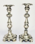PRATA DO RIO DE JANEIRO 10 DINHEIROS - PAR DE CASTIÇAIS EM PRATA DE LEI COM MARCAS DE CONTRASTE 10 DINHEIROS E PRATEIRO REFERENCIADO POR MOITINHO C0MO BR 101 (PAG 370). ELEGANTE FEITIO COM LINDOS GUILLOCHES. BRASIL, MEADOS DO SEC. XIX. 21 CM DE ALTURA. 650 G