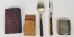 CONJUNTO DE TALHERES DE CAÇADA DOBRÁVEIS EM METAL ESPESSURADO A PRATA COM GUARNIÇÃO EM CHIFRE DE CERVO. DOTADO DE COLHER, GARFO, SACA ROLHAS E RECIPIENTE PARA BEBIDA. EUROPA, INICIO DO SEC. XX. 12 CM DE ALTURA