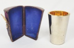 WMF - BELO CONJUNTO DE COPOS PARA DRINKS EM METAL ESPESSURADO A PRATA. COM INTERIOR REVERSTIDO EM OURO. SÃO SEIS COPOS EM TAMANHOS DECRESCENTES. ACONDICIONADOS EM ESTOJO ORIGINAL REVESTIDO EM COURO. EUROPA, INICIO DO SEC. XX. 9 X 6 CM