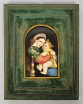 JOAQUIM PRATES - FILHO PRIMOGENITO DO CONDE EDUARDO PRATES - MADONNA DELLA SEGGIOLA - LINDA PINTURA EM PLACA DE PORCELANA DECORADA COM ESMALTES LOMOUSINS INSPIRADA NA PINTURA DE RAFAEL MADONNA DELLA SEGGIOLA. MAGNIFICA MOLDURA EM MADEIRA REVESTIDA EM VELUDO. DEDICATORIA A JOAQUIM PRATES FILHO PRIMOGENITO DO CONDE PRATES FALECIDO PRECOCEMENTE: A JOAQUIM  SOUVENIR DE TITI PARIS 14 DE SETEMBRO DE 1889.  SEC. XIX. 16 X  20  CM NOTA: A Madonna de la Seggiola foi pintada por Rafael Sanzio em 1514. O quadro pertencia as coleções Medici desde a primeira metade do século XVI.A complexidade da composição e outros detalhes fizeram com que a obra fosse encomendada pelopapa Leão Xe enviada por ele a seus parentes em Florença.Já noUffizi, foi destinado ao palácio real desde o começo do décimo oitavo século.Nos inventários de1723e1761é de fato lembrada no quarto do Grande PríncipeFerdinando, enquanto mais tarde foi colocada na Sala di Pietro de Cortona. Durante aspilhagens napoleônicas, foi levada para Paris de1799a1815.De volta a Florença, a partir de1882,está no Salão de Saturno. Uma tradição popular diz que a inspiração para este trabalho chegou ao artista quando ele passou porVelletri, onde ele viu um fazendeiro local embalando seu próprio filho em seu ventre. O trabalho mostra Maria sentada em uma cadeira, daí o nome da obra.Ela se vira, com a criança apertada em um abraço carinhoso, em direção ao espectador. A Madona inclina a cabeça para o filho, fazendo as duas cabeças se tocarem e criando uma situação de doçura familiar íntima.Por trás da beleza formal existe um esquema composicional geométrico, baseado em curvas e contra-curvas. É sem dúvida uma das maiores obras de arte do renascimento.