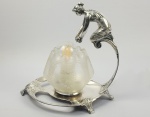 WMF - LINDA LUMINÁRIA EM METAL ESPESSURADO A PRATA  APRESENTANDO PERSONAGEM QUE SE DEBRUÇA SEGURANDO FLOR AQUATICA. A CÚPULA É DELICAMENTE ACIDADA. FUNCIONANDO. ALEMANHA, INICIO DO SEC. XX. 28 CM DE ALTURA