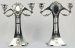 WMF - LINDO PAR DE CANDELABROS EM METAL ESPESSURADO A PRATA. ESTILO LIBERTY, ANTECESSOR DO ART DECO. DECORADO COM LINDOS LAURÉIS E FENESTRAS. TAMBÉM GUIRLANDAS DE FLORES. ALEMANHA, INICIO DO SEC. XX. 30 CM DE ALTURA