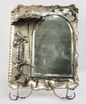 GRANDE ESPELHO EM METAL ESPESSURADO A PRATA REVERSÍVEL PARA MESA OU PAREDE (TEM ARGOLA PARA PENDURAR E SUPORTE PARA APOIO). LINDA DECORAÇÃO ESTILO E ÉPOCA ART DECO COM  ARLEQUIM SEGURANDO SOMBRINHA FAZENDO SERENATA PARA A LUA. ESPELHO BIZOTADO. PEÇA MAGNIFICA! ALEMANHA, INICIO DO SEC. XX. 48 X 36 CM