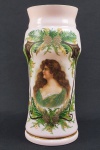 BELO FLOREIRO EM OPALINA NA TONALIDADE ROSE DECORACO COM GUIRLANDA COM PINHAS, RAMAGENS, FLORES EMOLDURANDO PERSONAGEM FEMININA. ARREMATES EM OURO. FRANÇA, SEC. XIX. 33 CM DE ALTURA