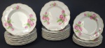 REMANESCENTE DE APARELHO DE JANTAR EM FAIANÇA DECORADO COM VISTOSAS ROSAS CONTENDO  37 PEÇAS SENDO: 17 PRATOS RASOS, 12 PRATOS FUNDOS E OITO PRATOS DE SOBREMESA. INGLATERRA, INICIO DO SEC. XX