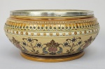 METTLACH - BELA FLOREIRA EM METAL EM CERAMICA VIDRADA COM BORDA CONTENDO ARO EM METAL ESPESSURADO A PRATA. ESTILO E ÉPOCA ART DECO .DECORADO COM FLORES E RAMAGENS. ALEMANHA, INICIO DO SEC. XX