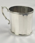 TRADIÇÃO BANDEIRISTA - GRANDE CANECA EM PRATA DE LEI BATIDA E REPUXADA COM FEITIO FACETADO. MANUFATURA BRASILEIRA DO PERÍODO SETECENTISTA. ESSAS GRANDES CANECAS ASSIM COMO AS FORMIDÁVEIS TAMBULADEIRAS E OUTROS GÊNEROS DE ULTENSÍLIOS CONSTRUÍDOS EM PRATA DE LEI SÃO FREQUENTEMENTE ASSOCIADAS AOS BANDEIRANTES QUE DESBRAVARAM O BRASIL. NOTE-SE ENTRETANTO QUE NÃO ERAM DESTINADOS AO USO NAS EXPEDIÇÕES, E SIM PARA GUARNECER AS CASAS DOS BANDEIRANTES NAS VILAS. ERAM SINÔNIMO DE PRESTÍGIO E SUCESSO EM SEUS EMPREENDIMENTOS EXPLORATÓRIOS. OS OBJETOS ERAM CONFECCIONADOS POR PRATEIROS LOCAIS COM O METAL OBTIDO NAS MINAS DESCOBERTAS PELAS BANDEIRAS OU AINDA RECEBIDO COMO PAGAMENTO PELOS INDIOS QUE ESCRAVIZAVAM E VENDIAM. PEÇA MAGNIFICA REALMENTE DIGNA DE MUSEU! BRASIL, SEC. XVIII. 12 X 10 CM (SEM CONSIDERAR A ALÇA). 355 GNOTA: A colonização do Brasil começou de fato a partir de 1530, quando D. João III em 1534 criou o sistema das capitanias hereditárias, nomeando capitães donatários para governá-las; doando terras através das sesmarias, nomeando funcionários para as vilas que começavam a surgir, além de incentivando a ida de famílias para colonizar aquelas vastas terras. Ao mesmo tempo que os colonos fundavam vilas e formavam roçados, ainda havia o incentivo de adentrar o interior, chamado de sertão, a fim de descobrir riquezas minerais ali escondidas. A fim de contornar o problema causado pelo estabelecimento dos povoamentos somente no litoral e atraso do desenvolvimento da colônia causado por isso, em 1548, D. João III criou o Governo-Geral e nomeou o político e militar Tomé de Sousa (1503-1579) para assumir como governador-geral do Brasil. No ano de 1549 ele chegou a Capitania da Bahia onde fundou a cidade de Salvador a primeira capital do Brasil. Uma das missões de Tomé, era explorar os sertões para descobrir riquezas e mapear o interior do território colonial. Em 1553 no final de seu mandato, ele ordenou a inciativa da entrada que ficara sob o comando do espanhol Francisco Bruzo de Espinosa com o objetivo de desbravar os sertões da Bahia. A entrada que contou com centenas de integrantes, conseguira chegar ao rio São Francisco naquela ocasião, e indo até mais além deste no que viria a ser território de Minas Gerais onde fora fundada a Vila de Espinosa. A partir dessa entrada em 1554, outras entradas seriam promovidas pelo restante da colônia, incentivando os sertanistas como ficariam conhecidos estes homens, a desbravarem as terras interioranas em busca de riquezas, de se caçar indígenas para a escravidão, de montar missões religiosas para a catequização destes. Os motivos de impulsionar tais homens a desbravar os sertões atrás de riquezas minerais era o fato que eles haviam visto índios usando ouro; além dos indígenas também contarem histórias sobre minas de ouro e prata, e o fato de que em 1534, Francisco Pizarro havia conquistado o Império Inca, conseguindo para a Coroa Espanhola, dezenas de toneladas em ouro e prata, e posteriormente descobriram a localização destas minas, e muitas destas ficavam localizadas em Potosi no chamado Alto Peru que hoje é a Bolívia. Sabendo que o Brasil estava no mesmo continente que o Peru, logo embora não se soubesse exatamente a distância até elas. Em 8 de setembro de 1553, o lugar-tenente Antonio de Oliveira e Brás Cubas, ordenados por Martim Afonso de Sousa, conseguiram com sua entrada, subir a Serra do Mar e alcançaram o planalto de Piratininga, fundando a Vila de Santo André da Borda do Campo. A vila fora fundada a partir da localização do povoado que João Ramalho havia erigido anos antes. Com a fundação da vila, Antonio de Oliveira, mudou-se para lá com sua esposa D. Genebra Leitão e o restante da família, além de levarem consigo, outras famílias vindas das vilas de São Vicente e Santos. E no ano seguinte os jesuítas padre Manuel da Nóbrega e o irmão José de Anchieta, junto com outros jesuítas, bandeirantes e o apoio do cacique Tibiriça, fundaram o Colégio de São Paulo do Campo do Piratininga a 25 de janeiro de 1554. Um povoado se formou em torno do colégio jesuítico e rapidamente cresceu em pouco tempo. Em 1560, o então governador-geral Mem de Sá (1500-1572), ordenou a criação da Vila de São Paulo do Piratininga, ordenando que a população da Vila de Santo André se muda-se para a nova vila, a qual se tornaria o principal centro urbano do planalto piratininguense, mesmo assim, a população da vila não vivia em condições prósperas. Não obstante, as vilas de São Vicente e Santos ainda eram mais prósperas do que São Paulo, pois essas participavam da produção e comércio do açúcar, o "ouro branco" da época. Somando-se a isso a proximidade com o mar, isso facilitava a vinda de mercadorias da África, de outros cantos da colônia e da própria metrópole. Os habitantes do planalto tinham que ir ao litoral comprar mercadorias que faltavam em suas terras (roupas, móveis, utensílios, objetos, armas, etc.). No entanto, a medida que Pernambuco, Paraíba, Bahia e Rio de Janeiro despontavam no cultivo canavieiro, a produção açucareira de São Vicente fora ofuscada, isso obrigou parte da população da capitania a procurar outro meio de subsistência. Além disso, em 1562 São Paulo sofrera um terrível ataque dos Tupinambás e outras tribos, que formavam a Confederação dos Tamoios os quais de 1554 a 1567 causaram problemas a ocupação colonial naquela região. Uma das soluções que alguns particulares encontraram, era arriscar se aventurar pelos sertões em busca das supostas minas de ouro e prata que se diziam existir no interior do continente; por outro lado, outros preferiram ir caçar os indígenas e vendê-los como escravos, pois embora São Vicente e Santos fossem portos movimentados, não recebiam tantos escravos africanos como na região norte (nesse caso norte, representa o atual nordeste, e sul o atual sudeste), logo, grande parte da mão de obra escrava da capitania, era indígena, e em alguns casos as bandeiras também vendiam índios para capitanias vizinhas. Logo, aqueles homens que haviam formados milícias para se defenderem dos ataques, decidiram organizar expedições para adentrar o sertão atrás de riquezas, de desbravar ou devassar, termo utilizado na época; e para se capturar os indígenas. As bandeiras eram criadas. A vila de São Paulo só viria a se tornar um centro importante por volta do século XVII, mesmo assim ainda se manteria como uma vila "atrasada" até o século XIX, quando começaria a se desenvolver rapidamente graças ao café. Pois embora, as bandeiras fizessem lucro, tal lucro ficava entre particulares, e após a descoberta das minas, muitos deixaram São Paulo para lá irem morar. As primeiras bandeiras eram armadas (organizadas) pelos seus próprios líderes, no entanto, com o passar do tempo, alguns homens ricos, se uniam para financiar a expedição, e não necessariamente eles participavam da bandeira, mas contratavam um homem experiente que conhece-se as matas e os costumes indígenas para liderar a expedição, então dependendo do investimento feito, comprava-se armas, equipamentos, mantimentos, medicamentos e convocava-se o restante dos membros da expedição, os quais geralmente eram homens entre os seus 15 e 35 anos, atrás de fazerem riqueza e fama; homens de coragem e força, pois a selva era implacável. Alguns bandeirantes que começaram ainda cedo sua carreira, por exemplo, foram Bartolomeu Bueno da Silva Filho (Anhanguera II) e Antônio Pires de Campo, ambos participaram de bandeiras armadas por seus pais, quando tinham apenas quatorze anos. Francisco Dias da Silva tinha dezesseis anos quando participou de sua primeira bandeira, armada por um tio seu. Outros bandeirantes dedicavam quase a vida toda as bandeiras, as quais se tornavam para eles um estilo de vida; Manuel de Campos Bicudo participou de pelo menos vinte e quatro bandeiras, Fernando Dias Paes Leme fora até o fim da vida um bandeirante, vindo a falecer durante uma bandeira, tendo na época mais de 64 anos. Domingo Jorge Velho, embora tenha se aposentado na velhice, seguiu até essa, sendo um bandeirante. Além de conter homens livres, as bandeiras também tinham como membros, "índios amansados", usando um termo da época. Tais indígenas, eram cristãos e sabiam falar português, em geral eles eram os guias da expedição, pois muitos conheciam as trilhas e rotas de viagem pelas matas, pois não existiam estradas propriamente falando; seguia-se o curso de rios, ou trilhas, que para olhos desapercebidos passariam em branco, daí a necessidade de se terem pessoas (no caso os índios) que conhecessem aquelas rotas. O fato de muitas bandeiras conterem índios é interessante, pois na literatura tradicional, se conveniou a ideia de que os bandeirantes fossem apenas brancos, mas na realidade, haviam muitos mestiços, principalmente caboclos ou mamelucos (ambos os termos designam os mestiços de branco com índio), além de haver índios puros mesmo, e em alguns casos mais raros, negros. Além disso, era comum muitos bandeirantes falarem a língua geral, língua esta que originalmente era um dialeto tupi, que com a introdução da língua portuguesa, fora misturada a este dialeto. Pelo fato de conviver muito com os indígenas, alguns bandeirantes falavam mais em língua geral do que em português.