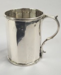 TRADIÇÃO BANDEIRISTA - LINDA E GRANDE CANECA EM PRATA DE LEI  COM FEITIO CIRCULAR FACETADO. ALÇA EM CARAPETA. BRASIL, SEC. XVIII. 11 X 9 CM  340 G