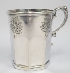 LINDA CANECA EM PRATA DE LEI BATIDA, REPUXADA E CINZELADA. TERÇO INFERIOR TRABALHADO EM FACETAS. O TERÇO SUPERIOR É LISO COM CAPRICAHDOS CINZELADOS FORMANDO  FOLHAS DE PARRAS. ALÇA EM CARAPETA. BRASIL, SEC. XVIII. 10 X 8 CM 250 G