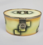 BELA BISCOITEIRA EM FAIANÇA COM DECORAÇÃO ESTILO E ÉPOCA ART DECO. GUARNIÇÕES EM METAL. TCHECOESLOVÁQUIA, INICIO DO SEC. XX.20 CM DE COMPRIMENTO