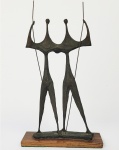 BRUNO GIORGI CANDANGOS - BELA ESCULTURA EM BRONZE. OS CANDANGOS, INICIALMENTE CHAMADO DE OS GUERREIROS, É UMA OBRA ESCULTURAL DE BRASÍLIA, NO DISTRITO FEDERAL, LOCALIZADA NA PRAÇA DOS TRÊS PODERES, EM FRENTE AO PALÁCIO DO PLANALTO. CRIADO EM 1959 PELO ESCULTOR BRUNO GIORGI, O TERMO "CANDANGO" É INSPIRADO NA MANEIRA COMO OS NEGROS INTITULAVAM OS PORTUGUESES. A OBRA SE TORNOU RECONHECIDA PELA ORGANIZAÇÃO DAS NAÇÕES UNIDAS PARA A EDUCAÇÃO, A CIÊNCIA E A CULTURA (UNESCO) COMO UM PATRIMÔNIO DA HUMANIDADE, UMA VEZ QUE A UNIÃO DE DOIS GUERREIROS REPRESENTA O SIMBOLISMO DE FORÇA E EQUILÍBRIO ENTRE OS PODERES DA REPÚBLICA. BRASIL, DECADA DE 60 . 29 CM DE ALTURA.NOTA: Bruno Giorgi (Mococa SP 1905 - Rio de Janeiro RJ 1993). Considerado o maior Escultor brasileiro no sec. XX. Muda-se com a família para Itália, e fixa-se em Roma em 1913. Em 1920, inicia estudos de desenho e escultura com o professor Loss. Participa de movimentos antifascistas. Em 1931, é preso por motivos políticos e condenado a sete anos de prisão. É extraditado para o Brasil em 1935, por intervenção do embaixador brasileiro na Itália. Em São Paulo, trava contato com Joaquim Figueira (1904 - 1943) e Alfredo Volpi (1896 - 1988). Em 1937, viaja para Paris e freqüenta as academias La Grand Chaumière e Ranson, onde estuda com Aristide Maillol (1861 - 1944). Em 1939, retorna a São Paulo e convive com Mário de Andrade (1893 - 1945), Lasar Segall (1891 - 1957), Oswald de Andrade (1890 - 1954) e Sérgio Milliet (1898 - 1966), entre outros. Começa a praticar desenho de modelo-vivo e pintura com os artistas do Grupo Santa Helena e integra a Família Artística Paulista - FAP. Em 1943, transfere-se para o Rio de Janeiro. A convite do ministro Gustavo Capanema (1900 - 1985) instala ateliê no antigo Hospício da Praia Vermelha, onde orienta jovens artistas como Francisco Stockinger (1919). Possui obras em espaços públicos como Monumento à Juventude Brasileira, 1947, nos jardins do antigo Ministério da Educação e Saúde MÊS Ministério da Educação e Saúde - MES, atual Palácio Gustavo Capanema, no Rio de Janeiro; Candangos, 1960, na praça dos Três Poderes, eMeteoro, 1967, no lago do edifício do Ministério das Relações Exteriores, em Brasília; e Integração, 1989, no Memorial da América Latina, em São Paulo. Herdeiro das lições do escultor Aristide Maillol (1861 - 1944), a partir dos anos 1940, Bruno Giorgi revela em seus trabalhos um crescente interesse pela temática e pelos tipos brasileiros. Sua obra gradualmente passa de uma leve estilização da figura humana a uma maior deformação. Na rudeza das superfícies, o modelado evidencia a mão do escultor, como em Mulher ao Luar, 1949. A partir desses trabalhos, começa a apresentar uma nova plasticidade. Em Maternidade, 1952 ou São Jorge, 1953, os troncos e membros das figuras se alongam e se deformam em contínuo desenvolvimento no espaço. Essa dinâmica abstrata conduz a um jogo de cheios e vazios. A progressiva estilização e redução da figura a poucas linhas pode ser vista, por exemplo, em Candangos, 1960. Passa então a realizar composições abstratas, onde se nota a tentativa de integração entre sua escultura e a arquitetura moderna, como em Meteoro, 1967, uma de suas obras de maior destaque, ou Condor, 1978. Na década de 1970, Bruno Giorgi retoma a exploração da figura humana, principalmente a representação das formas femininas, muito freqüente em sua produção anterior, da qual resulta uma série de torsos de pedra.