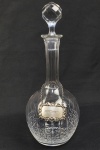 BACCARAT - BELO DECANTER  EM CRISTAL FINAMENTE LAPIDADA COM RÓTULO EM PRATA DE LEI PARA WHISKY. GARGALO FACETADO. TAMPA EM DIAMANTE. FRANÇA, INICIO DO SEC. XIX, 31 CM DE ALTURA