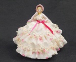 HALF DOLL - ESCULTURA EM PORCELANA COM ROUPAGEM EM VOIL RENDAS ANTIGAS. ALEMANHA, 19 CM DE ALTURA