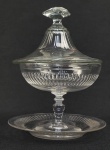BACCARAT - LINDA COMPOTEIRA COM PRESENTOIR EM CRISTAL FINAMENTE LAPIDADO. FRANÇA, SEC. XIX/XX. 24 CM DE ALTURA
