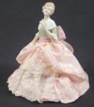 HALF DOLL - BELA ESCULTURA EM BISCUIT COM REQUITNADA ROUPAGEM EM RENDAS E SEDAS. ALEMANHA, DEC. 1820. 24 CM DE ALTURA