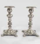 PAR DE CASTIÇAIS EM PRATA DE LEI DECORADO COM BELOS GUILLOCHES. ASSENTE SOBRE QUATRO PÉS EM GARRA. BRASIL SC. XIX 13,5 CM DE ALTURA