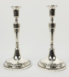LINDOS CASTIÇAIS BARROCOS EM PRATA DE LEI COM MARCAS PARA O REINO DA SARDENHA. BASE COM PEROLADOS.FUSTE COM FOLHAS RELEVADAS E FLORES ENTRE ELIPSES. REINO DA SARDENHA,, MEADOS DO SEC. XVIII, 24 CM DE ALTURA. NOTA: Em 1720, o reino da Sicília foi trocado pelo da Sardenha, e a Casa de Sabóia foi autorizada a se chamar real, como Reis da Sardenha. Embora seu nome fosse Reino da Sardenha, a parte principal do reino era Sabóia, sob a qual a casa real (a Casa de Sabóia) recorria ao reino. A capital do reino era Turim. Em 1743, o reino foi combinado com Piemonte como o Reino da Sardenha. Quando em 1796 Napoleão conquistou o reino junto com o resto do norte da Itália, o rei Carlos Emanuel IV fugiu para a Sardenha. Em 1814, o reino foi restaurado e ampliado com a adição da antiga República de Gênova, agora um ducado, e serviu como um estado tampão contra a França. No século 19, o nome alternativo Sardenha-Piemonte entrou em uso Durante o " Risorgimento " o reino se expandiu para incluir quase toda a Itália. A Lombardia foi acrescentada em 1859. Em 1860, Parma, Modena, Bolonha, Marche e a Romagna (ou seja, os Estados papais, exceto Roma e Lácio) foram anexados ao reino. Após a anexação (1861) das Duas Sicílias (Nápoles e Palermo), Victor Emmanuel II da Sardenha foi proclamado rei da Itália.
