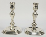 PRATA DE LEI QUEEN ANNE  PRECIOSO PAR DE CASTIÇAIS EM PRATA DE LEI (BRITTANIA STANDARD TEOR 950) DO DESEJÁVEL PERÍODO QUEEN ANNE. MARCAS PARA CIDADE DE LONDRES E LETRA DATA 1710. BASE EM PLATEAU COM FUSTE EM BALAÚSTRE FACETADO. PEÇAS DO PERÍODO QUEEN ANNE TEM ELEVADOS PREÇOS INTERNACIONAIS. LONDRES, 18 CM DE ALTURA. 1065 G