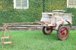 VIATURA DE CORREIOS DA FAZENDA PARAGUASSÚ. HISTÓRICO CARRO QUE FAZIA O TRANPORTE DE ENCOMENDAS E CORREIOS DE IRACEMÁPOLIS  (DISTRITO DE LIMEIRA ATÉ 1953) PARA FAZENDA PARAGUASSÚ. A PARAGUASSÚ PERTENCEU ORIGINALMENTE A JOANICO DE ALMEIDA PRADO. NO INICIO DO SEC. XX FOI ADQUIRIDA PELO DR. LUIS FELIPE BAETA NEVES QUE A LEGOU A SEU FILHO LUIS FELIPE BAETA NEVES JUNIOR, CASADO COM DONA MARIA CÂNDIDA PRATES, FILHA DO CONDE GUILHERME PRATES. A VIATURA CONSERVA AINDA A ANTIGA PLACA DE LICENÇA PARA TRANSITAR EM ÁREA URBANA COM NUMERO 091, SUA CATEGORIA DE TRAÇÃO ANIMAL, O REGISTRO NO MUNICIPIO DE IRACEMÁPOLIS.