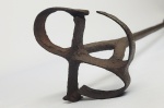 CONDE EDUARDO PRATES - MARCADOR DE GADO EM FERRO COM MARCA EM FEITIO DE EP. PEGA EM MADEIRA. MARCA POSSESSÓRIA DE EDUARDO DA SILVA PRATES, O MARQUÊS DE TRÊS RIOS. DEC. 1890.