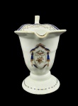 CIA DAS INDIAS LOUÇA DE CASAMENTO RARA CREMEIRA DE MODELO DITO ELMO INVERTIDO EM PORCELANA COMPANHIA DAS INDIAS. REINADO JIAQING (1796-1820). BORDA COM BARRADO AZUL COBALTO RICAMENTE REMATADO EM OURO PRECEDIDO POR DUAS GUIRLANDAS ENTRELAÇADAS COM FEITIO HELICOIDAL SENDO UMA EM RELEVO PUNTIVORME EM AZUL REALÇADA em OURO E A OUTRA EM OURO COM FLORES E RAMAGENS. NO CORPO, RESERVA COM ESCUDO HERÁLDICO DECORADO COM FLORES REMATADO POR PÁLIO AZUL COM FRANJAS EM OURO. SPBRE O ESCUDO ASSENTAM-SE DOIS PÁSSAROS QUE REPOUSAM SOBRE CORONEL DE BARÃO. BASE COM GOMADOS FINALIZANDO EM É CIRCULAR DECORADO COM FRISO FORMADO POR ELEMENTOS GEOMÉTRICOS EM AZUL E OURO. CHINA, SEC. XVIII. 16 X 14 CM