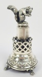 MAGNIFICO PALITEIRO EM PRATA DE LEI  COM FEITIO DE ESQUILO SOBRE COLUNA LIMITADA POR CERCADO. ASSENTE SOBRE QUATRO PÉS EM GARRA. MARCAS DE CONTRASTE PARA PORTUGAL. SEC. XIX/XX. 16 CM DE ALTURA. 250 G