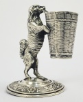 GRACIOSO PALITEIRO EM PRATA DE LEI REPRESENTANDO CÃO MORDENTE EM CESTO. BRASIL, SEC. XIX;XX. 8 CM DE ALTURA