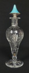 BACCARAT - LINDO FRASCO DE PERFUME EM CRISTAL DE BACCARAT LAPIDADO COM FLORES E TAMPA EM PRATA DE LEI REMATADA POR ESMALTE AZUL CELESTE. FRANÇA, INICIO DO SEC. XX. 20 CM DE ALTURA.