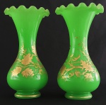 BACCARAT - EXUBERANTE PAR DE GRANDES FLOREIROS EM OPALINA REMATADA EM PROFUSO OURO REPRESENTANDO RAMOS DE AVELÃS COM SEUS FRUTOS.. BORDA TIOTADA. SÃO MAGNIFICOS! FRANÇA, SEC. XIX. 30 CM DE ALTURA