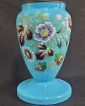 GRANDE FLOREIRO BOJUDO EM OPALINA REMATADO POR ESMALTES FLORAIS. FUNDO NA TOLIDADE AZUL. FRANÇA, SEC. XIX. 29 CM DE ALTURA