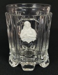BACCARAT - SANTA CATARINA -  RARO COPO EM CRISTAL DE BACCARAT COM ELEGANTE LAPIDAÇÃO EM LINHAS RETAS FORMANDO FACETAS VERTICAIS COM RESERVA COM FEITIO DE PASTILHA SULPHIDE COM PERFIL DE SANTA CATARINA. TEM INSCRIÇÃO STH CATHERINE. FRANÇA, SEC.. XIX. 11 X 8 CM NOTA: O processo de produção de sulfetos, ou encapsulamento de objetos cerâmicos moldados em cristal, foi aperfeiçoado e patenteado na Inglaterra por Apsley Pellatt em 1819. Os sulfetos tornaram-se uma forma popular de decoração de vidro na Europa durante a primeira metade do século XIX. Eles foram, não surpreendentemente, a forma mais antiga de peso de papel de vidro. Portanto, o período clássico da produção de pesos de papel sulfetados (1819-1865) começa mais de vinte anos antes do período clássico dos millefiori e outros tipos de pesos de papel de vidro (1840-1865). (Veja também o Capítulo Dois, Sulfetos.)Sulfetos não são encontrados apenas em pesos de papel. Eles aparecem em uma variedade de outros objetos de vidro: decantadores, copos, garrafas, vasos, xícaras, jarros, joias, botões, maçanetas, lacres, castiçais, objetos religiosos, perfumes e placas. As participações especiais nessas peças frequentemente comemoram um evento histórico ou homenageiam figuras políticas, artísticas ou religiosas notáveis. Muitos sulfetos, no entanto, são puramente decorativos por natureza e retratam animais ou cenas de paisagens.Os sulfetos são muitas vezes difíceis de identificar porque muito poucas peças foram assinadas ou datadas. Algumas peças, no entanto, são marcadas. Uma assinatura impressa no verso de um sulfeto geralmente indica a fábrica ou a pessoa que fez a medalha ou escultura original da qual o molde de sulfeto foi feito. Às vezes, um nome inscrito em óxido de cobalto é encontrado no verso de uma peça ou na frente do camafeu na parte inferior do busto. Tal inscrição geralmente identifica a pessoa representada no sulfeto.Uma das assinaturas mais comumente encontradas em sulfetos é a de Desprez, um artista sobre o qual, infelizmente, pouco se sabe. No livro Sulphides: The Art of Cameo Incrustation, Paul Jokelson relata as seguintes informações sobre este artista: É certo que Desprez, Jr., e talvez seu pai antes dele (durante o reinado de Napoleão 1) não apenas dominou a técnica de incrustação, mas o fez com uma perfeição que seus contemporâneos ou sucessores raramente alcançaram. Existem cinco assinaturas diferentes que foram feitas no verso dos sulfetos com um selo seco. Outros escultores e medalhistas cujas assinaturas são mais comumente encontradas em sulfetos incluem Apsley Pellatt, Pierre Honore Boudon de Saint-Amans e Bertrand Andrieu. O abrangente livro de Paul Jokelson, Sulphides: The Art of Cameo Incrustation, contém informações abrangentes sobre esses e outros artistas de sulfeto.Sulfetos datados são raros. Algumas das peças positivamente identificadas são sulfetos feitos para a Grande Exposição de 1851 em Londres.A presença de bastões millefiori em um pisa-papéis de sulfeto pode ajudar muito a atribuir a peça a uma determinada fábrica. Além disso, sabe-se que alguns objetos foram produzidos por certas casas de vidro. Em um caso, por exemplo, tanto um copo quanto um pisa-papéis identificável de carpete de Saint Louis apresentam o mesmo desenho de buquê pintado em um sulfeto oval.Baccarat: Os sulfetos de Baccarat são fixados tanto em vidro transparente quanto em fundos coloridos. Às vezes, os camafeus são cercados por um círculo de bastões, mas a maioria dos sulfetos Baccarat aparecem sozinhos. Existem alguns sulfetos de bacará de sobreposição dupla muito raros e bonitos.Talvez os sulfetos Baccarat mais valiosos sejam uma série de pesos magnum com topos planos e lapidação de diamante. Essas peças exibem um caçador e um cachorro, Joana d'Arc, a Rainha Vitória e a Madona, e são colocadas em fundos transparentes de rubi, azul ou verde. Outros assuntos de bacará relatados incluem:Esculápio Chateaubriand Czar Nicolau I Descida da cruz Duque de Orleans Benjamin Franklin Alphonse de Lamartine Rei Louis Philippe Madonna e criança Monsenhor Affre Napoleão I Napoleão III Daniel O'Connell