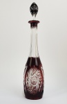 GRANDE DECANTER EM CRISTAL DOUBLE RUBI E TRANSLÚCIDO (FORMA CONJUNTO COM AS TAÇAS DO LOTE A SEGUIR) . EXUBERANTE LAPIDAÇÃO GEOMÉTRICA. GARGALO FACETADO. BASE LAPIDADA EM ESTRELA. EUROPA, SEC. XX. 47 CM DE ALTURA