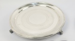 PRATA DO RIO DE JANEIRO -  POSIDONIO JOSÉ DE JESUS - GRANDE BANDEJA EM PRATA DE LEI ESTILO DONA MARIA I (É A SEGUNDA MAIOR DA PILHA). MARCAS DE CONTRASTE DO PRATEIRO  POSIDONIO JOSÉ DE JESUS  (MOITINHO PAG. 384) . TAMBÉM PSEUDO CONTRASTE DA CIDADE DE LISBOA. PLANO COM LINDOS GUILLOCHES FORMANDO ANÉIS CONCÊNTRICOS ASSENTE SOBRE TRÊS LINDOS PÉS EM CAPRICHADAS GARRAS REMATADOS POR FLORES. VIDE A FOTO DA IMAGEM DA PILHA COMPLETA NOS CRÉDITOS EXTRAS DESSE LOTE. BRASIL, PRIMEIRA METADE DO SEC. XIX. 32 CM DE DIAMETRO. 920 G