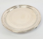 GRANDE BANDEJA EM PRATA DE LEI ESTILO DONA MARIA I (É A TERCEIRA MAIOR DA PILHA). MARCAS DE PSEUDO CONSTRASTE PARA CIDADE DO PORTO .  PLANO COM LINDOS GUILLOCHES FORMANDO ANÉIS CONCÊNTRICOS ASSENTE SOBRE TRÊS LINDOS PÉS EM CAPRICHADAS GARRAS REMATADOS POR ELEMENTOS VEGETALISTAS. VIDE A FOTO DA IMAGEM DA PILHA COMPLETA NOS CRÉDITOS EXTRAS DESSE LOTE. BRASIL, PRIMEIRA METADE DO SEC. XIX. 28 CM DE DIAMETRO. 730 G