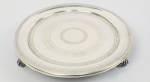 PRATA DE LEI 10 DINHEIROS - BANDEJA EM PRATA DE LEI ESTILO DONA MARIA I (É A QUARTA MAIOR DA PILHA). MARCAS DE CONTRASTE 10 DINHEIROS E PRATEIRO JOSÉ FERNANDO DE CARVALHO.  PLANO COM LINDOS GUILLOCHES FORMANDO ANÉIS CONCÊNTRICOS ASSENTE SOBRE TRÊS LINDOS PÉS EM CAPRICHADAS GARRAS REMATADOS POR FLORES E ELEMENTOS VEGETALISTAS. VIDE A FOTO DA IMAGEM DA PILHA COMPLETA NOS CRÉDITOS EXTRAS DESSE LOTE. BRASIL, PRIMEIRA METADE DO SEC. XIX. 26 CM DE DIAMETRO. 605 G