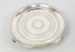 PRATA DE LEI 10 DINHEIROS - QUINTINO ANTÔNIO RAPOSO - BANDEJA EM PRATA DE LEI ESTILO DONA MARIA I (É A QUINTA MAIOR DA PILHA). MARCAS DE CONTRASTE  PARA QUINTINO ANTÔNIO RAPOSO E PSEUDO CONTRASTE PARA CIDADE DO PORTO, TAMBÉM MARCA X DINHEIROS.  PLANO COM LINDOS GUILLOCHES FORMANDO ANÉIS CONCÊNTRICOS ASSENTE SOBRE TRÊS LINDOS PÉS EM CAPRICHADAS GARRAS REMATADOS POR FLORES E ELEMENTOS VEGETALISTAS. VIDE A FOTO DA IMAGEM DA PILHA COMPLETA NOS CRÉDITOS EXTRAS DESSE LOTE. BRASIL, PRIMEIRA METADE DO SEC. XIX. 23 CM DE DIAMETRO. 445  G