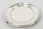PRATA DO RIO DE JANEIRO 10 DINHEIROS -  BANDEJA EM PRATA DE LEI ESTILO DONA MARIA I (É A SEXTA MAIOR DA PILHA). MARCAS DE CONTRASTE  PARA ANTÔNIO JOSÉ MOREIRA SOARES E CONTRASTE 10 DINHEIROS.  PLANO COM LINDOS GUILLOCHES FORMANDO ANÉIS CONCÊNTRICOS ASSENTE SOBRE TRÊS LINDOS PÉS EM CAPRICHADAS GARRAS REMATADOS POR ELEMENTOS VEGETALISTAS. VIDE A FOTO DA IMAGEM DA PILHA COMPLETA NOS CRÉDITOS EXTRAS DESSE LOTE. BRASIL, PRIMEIRA METADE DO SEC. XIX. 17 CM DE DIAMETRO. 225  G