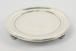 PRATA DO RIO DE JANEIRO 10 DINHEIROS -  BANDEJA EM PRATA DE LEI ESTILO DONA MARIA I (É A MENOR E MAIS RARA DA PILHA). MARCAS DE CONTRASTE  DESCURTAS POR MOITINHO COMO BR81B . CONTRASTE 10 DINHEIROS).  PLANO COM LINDOS GUILLOCHES FORMANDO ANÉIS CONCÊNTRICOS ASSENTE SOBRE TRÊS LINDOS PÉS EM CAPRICHADAS GARRAS REMATADOS POR ELEMENTOS VEGETALISTAS E FLORES. VIDE A FOTO DA IMAGEM DA PILHA COMPLETA NOS CRÉDITOS EXTRAS DESSE LOTE. BRASIL, PRIMEIRA METADE DO SEC. XIX. 13 CM DE DIAMETRO. 130 G