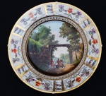IMPERATRIZ DONA AMÉLIA SEGUNDA IMPERATRIZ DO BRASIL E SEGUNDA CONSORTE DE DOM PEDRO I. RARO PRATO EM PORCELANA DO SERVIÇO DE CASAMENTO COM DOM PEDRO I. PRATO FUNDO EM PORCELANA QUE INTEGROU O SERVIÇO DE CASAMENTO DA SEGUNDA IMPERATRIZ DO BRASIL DONA AMÉLIA DE LEUCHTENBERG. ABA COM BORDA FILETADA EM OURO, DIVIDIDA EM SEIS PARCELAS APARTADAS POR FRISOS LONGITUDINAIS EM OURO. AS PARCELAS SÃO DECORADAS COM RESERVAS CONTENDO ANFORA, FLORES E GREGAS. CALDEIRA CONTEM RESERVA COM CORREIOS VESTIDOS COM UNIFORME VERMELHO CAVALGANDO DOIS CAVALOS EM RÁPIDA MARCHA. TAMBÉM PORTAL E FRONDOSAS ÁRVORES. ESSE MESMO SERVIÇO CONTÉM DECORAÇÃO VARIANDO NA CALDEIRA COM FRUTOS, FLORES, PAISAGENS, SEM DECORAÇÃO INTERNA E FRUTEIRAS. REPRODUZIDO À PÁGINA 177 DO LIVRO "LOUÇA DA ARISTOCRACIA NO BRASIL", POR JENNY DREYFUS. FRANÇA, DEC. 1830. 23 CM DE DIAMETRO NOTA: Dona Amélia, nossa segunda Imperatriz, teve fugaz passagem na História do Brasil, mas deixou nela bela e perfumada marca. A perda prematura de D. Leopoldina levara D. Pedro I a buscar nas Cortes europeias uma nova consorte, encontrada por seus enviados nessa princesa bávara de 17 anos, que ao nome ilustre de Leuchtenberg somava os predicados de virtude e formosura. Chegada ao Rio de Janeiro em 16 de outubro de 1829, D. Amélia, no dia imediato, recebia com o Imperador a bênção nupcial e era apresentada aos quatro filhos que ele dera a D. Leopoldina. Cheia de afeto, a nova Imperatriz cobriu de abraços carinhosos aquelas crianças que recebia como suas. Dois anos depois, porém, D. Pedro I abdicava, na fundada esperança de assegurar, em torno da pessoa de seu filho, a unidade do novo Império. Dona Amélia perdia assim, de um golpe, a situação de Imperatriz, a Pátria e os filhos que adotara. O devotamento de D. Amélia a D. Pedro, nas vicissitudes que se seguiram, até sua morte em 1834, o benéfico influxo de sua firmeza de caráter sobre o impulsivo esposo, a dedicação à única filha de ambos, D. Maria Amélia, até a morte precoce dela aos 22 anos, o recolhimento austero que se impôs depois no Paço das Janelas Verdes, em Lisboa, já não são partes das Histórias do Brasil, mas fazem pensar no espaço que ela teria ocupado, e no bem que teria feito, se aqui tivesse podido permanecer. Fez questão de se fazer tratar, até sua morte, aos 61 anos, como Imperatriz Viúva do Brasil. Solenemente trasladados para o Brasil, em 1982, seus restos repousam junto aos de D. Pedro I e de D. Leopoldina, no Monumento do Ipiranga. (D. LUIZ DE ORLEANS E BRAGANÇA)