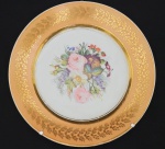 IMPERATRIZ DONA LEOPOLDINA - LINDO PRATO EM PORCELANA DO SERVIÇO DE DONA LEOPOLDINA, PRIMEIRA IMPERATRIZ DO BRASIL, PORCELANA DE PARIS, DA MANUFATRUA DE MME LA DUCHESSE D'ANGOULEME NO BOULEVARD POISSONNIERE. ABA EM LARANJA COM LAUREU EM OURO, SUCEDE A ABA BARRADO EM OURO. CALDEIRA TEM EXUBERANTE BOUQUET FLORAL COM RAMAGENS. EXEMPLAR DESSE SERVIÇO ESTÁ REPRODUZIDO NA PÁGINA 195  DO LIVRO LOUÇA DA ARISTOCRACIA NO BRASIL POR JENNY DREIFFUS, FRANÇA, INICIO DO SEC. XIX. 23 CM DE DIAMETRONOTA: Maria Leopoldina Josefa Carolina (22/1/1797-11/12/1826), filha de Francisco I da Áustria e de dona Maria Isabel de Bourbon, nasce e cresce em Viena, uma das mais poderosas cortes européias da época. Cunhada de Napoleão Bonaparte, bem-educada e com bons conhecimentos em biologia, é prometida pelo pai em casamento ao herdeiro do trono do Reino Unido de Portugal, Brasil e Algarve, dom Pedro I. Casa-se por procuração e chega ao Brasil em 1817 para conhecer o marido. Adapta-se rapidamente à nova terra, afeiçoa-se aos costumes locais e passa a ser simpatizante do projeto de libertar a colônia de Portugal. Em 1821 conhece José Bonifácio, grande defensor da independência e crítico do absolutismo, de quem se torna muito próxima. Em agosto de 1822 exerce a regência na ausência do príncipe, que se encontrava em São Paulo. Nessa ocasião, envia-lhe papéis e comentários vindos da metrópole, que fazem crítica a sua atuação e à de dom João VI. Junta a isso uma carta de José Bonifácio e outra de sua própria autoria, ambas exigindo uma atitude imediata do príncipe herdeiro: proclamar a independência. Em sua correspondência escreve: "O pomo está maduro, colhe-o já, senão apodrece". Em dezembro de 1822 torna-se imperatriz, na cerimônia de coroação e sagração de dom Pedro. Foi Chamada mãe dos brasileiros e é sem dúvida uma das grandes mentoras do projeto de Nação Brasileira. Morre no Rio de Janeiro, durante o parto de seu sétimo filho.