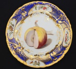 D.PEDRO II  SERVIÇO DE CAÇA. BELO E MUITO RARO PRATO DE SOBREMESA EM PORCELANA, PASTA DURA. ABA PROFUSAMENTE DECORADA POR FAIXA AZUL ENTRE FRISOS A OURO, COM SINGELOS DETALHES FITOMORFOS,. ESPAÇADAS EM QUATRO RESERVAS FLORES E FRUTOS. NA CALDEIRA EXUBERANTE REPRESENTAÇÃO DE FRUTO DE MARMELO PARTIDO. PEÇA DO MESMO SERVIÇO ESTÁ REPRODUZIDA NA PÁGINA 211 DO LIVRO LOUÇA DA ARISTOCRACIA NO BRASIL DE JENNY DREYFUS. SÉCULO XIX. 20,5 CM.