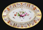 IMPERATRIZ DONA AMÉLIA SEGUNDA IMPERATRIZ DO BRASIL E SEGUNDA CONSORTE DE DOM PEDRO I. RARA TRAVESSA  EM PORCELANA DO SERVIÇO DE CASAMENTO COM DOM PEDRO I. LINDA TRAVESSA EM PORCELANA QUE INTEGROU O SERVIÇO DE CASAMENTO DA SEGUNDA IMPERATRIZ DO BRASIL DONA AMÉLIA DE LEUCHTENBERG. ABA COM BORDA FILETADA EM OURO, DIVIDIDA EM PARCELAS APARTADAS POR FRISOS LONGITUDINAIS EM OURO. AS PARCELAS SÃO DECORADAS COM RESERVAS CONTENDO ANFORA, FLORES E GREGAS. CALDEIRA CONTEM RESERVA COM EXUBERANTES FLORES E RAMAGENS. . ESSE MESMO SERVIÇO CONTÉM DECORAÇÃO VARIANDO NA CALDEIRA COM FRUTOS, FLORES, PAISAGENS, SEM DECORAÇÃO INTERNA E FRUTEIRAS. REPRODUZIDO À PÁGINA 177 DO LIVRO "LOUÇA DA ARISTOCRACIA NO BRASIL", POR JENNY DREYFUS. FRANÇA, DEC. 1830. 33 CM DE COMPRIMENTO NOTA: Dona Amélia, nossa segunda Imperatriz, teve fugaz passagem na História do Brasil, mas deixou nela bela e perfumada marca. A perda prematura de D. Leopoldina levara D. Pedro I a buscar nas Cortes europeias uma nova consorte, encontrada por seus enviados nessa princesa bávara de 17 anos, que ao nome ilustre de Leuchtenberg somava os predicados de virtude e formosura. Chegada ao Rio de Janeiro em 16 de outubro de 1829, D. Amélia, no dia imediato, recebia com o Imperador a bênção nupcial e era apresentada aos quatro filhos que ele dera a D. Leopoldina. Cheia de afeto, a nova Imperatriz cobriu de abraços carinhosos aquelas crianças que recebia como suas. Dois anos depois, porém, D. Pedro I abdicava, na fundada esperança de assegurar, em torno da pessoa de seu filho, a unidade do novo Império. Dona Amélia perdia assim, de um golpe, a situação de Imperatriz, a Pátria e os filhos que adotara. O devotamento de D. Amélia a D. Pedro, nas vicissitudes que se seguiram, até sua morte em 1834, o benéfico influxo de sua firmeza de caráter sobre o impulsivo esposo, a dedicação à única filha de ambos, D. Maria Amélia, até a morte precoce dela aos 22 anos, o recolhimento austero que se impôs depois no Paço das Janelas Verdes, em Lisboa, já não são partes das Histórias do Brasil, mas fazem pensar no espaço que ela teria ocupado, e no bem que teria feito, se aqui tivesse podido permanecer. Fez questão de se fazer tratar, até sua morte, aos 61 anos, como Imperatriz Viúva do Brasil. Solenemente trasladados para o Brasil, em 1982, seus restos repousam junto aos de D. Pedro I e de D. Leopoldina, no Monumento do Ipiranga. (D. LUIZ DE ORLEANS E BRAGANÇA)