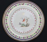 CONSELHEIRO ANTÔNIO DA SILVA PRADO 1840-1929  COMPANHIA DAS INDIAS - AS FÁBULAS DE ÉSOPO. PRATO EM PORCELANA COMPANHIA DAS ÍNDIAS, REINADO JIAQING QUE PERTENCEU AO SERVIÇO DO CONSELHEIRO ANTÔNIO DA SILVA PRADO. ESSE MAGNIFICO APARELHO FOI ENCOMENDADO PELO BISAVÔ DE DONA MARIA CATHARINA DA SILVA PRADO (1851-1899), ESPOSA DO CONSELHEIRO ANTÔNIO PRATO. FOI LEGADO DE SEU PAI O CONSELHEIRO ANTONIO DA COSTA PINTO E SILVA FILHO (GOVERNADOR DO RIO GRANDE DO SUL E DA PARAÍBA) QUE POR SUA VEZ O RECEBEU DO SEU PRÓPRIO PAI, ANTÔNIO DA COSTA PÍNTO E SILVA, QUE O RECEBEU DO ENCOMENDANTE, SEU SOGRO JOÃO DA SILVA PINTO, NASCIDO EM 1760. JOÃO DA SILVA PINTO ERA PAI DE DONA MARIA CANDIDA DE NOVAES SILVA, ESPOSA DE ANTONIO DA COSTA PINTO E SILVA. CADA UM DOS PRATOS DESSE SERVIÇO TEM DECORAÇÃO DE EPISÓDIOS DAS FÁBULAS DE ESÔPO. ABA TEM DECORAÇÃO CARACTERÍSTICA DO PERÍODO JIAQING DE COMPANHIA DAS INDIAS COM BARRADO EM OURO FORMANDO GUIRLANDA ENTRE FILETES EM AZUL. O BARRADO É SUCEDIDO POR GUIRLANDA COM PARRAS E CACHOS DE UVA. A SEGUIR JÁ NA CALDEIRA GUIRLANDA COM FLORES. EM REVERVA PÁSSARO POUSADO EM ÁRVORE SECA COM VEGETAÇÃO EM FLOR AO SEU REDOR. SOB A RESERVA INICIAIS JSP RELATIVAS A JOÃO DA SILVA PINTO, PAI DO CONSELHEIRO ANTÔNIO PRADO. CHINA, QING, FINAL DO SEC. XVIII OU INICIO DO XIX. EXEPLAR DESSE SERVIÇO ESTÁ REPRODUZIDO NO  LIVRO AS COMPANHIAS DAS INDIAS E A PORCELANA CHINESA DE ENCOMENDA DO  DOUTOR JOSÉ ROBERTO TEIXEIRA LEITE E PÁGINA 670 TAMBEM NO  LIVRO O BRASIL A CERÂMICA ANTIGA POR E. F. BRANCANTE E NO LIVRO LOUÇA DA ARISTOCRACIA NO BRASIL POR JENNY DREYFUS PAG. 137. CHINA, PERIODO JIAQING, 25 CM DE DIAMETRO. NOTA: As Fábulas de Esopo são uma coleção de fábulas creditadas a Esopo (620-560 a.C.), um escravo e contador de histórias que viveu Grécia Antiga. As fábulas de Esopo tornaram-se um termo genérico para coleções de fábulas brandas, usualmente envolvendo animais personificados. As fábulas remontam uma chance popular para a educação moral de crianças hoje. Há muitas histórias incluídas nas fábulas de Esopo, tais como A raposa e as uvas (de que a expressão idiomática "uvas verdes" foi derivada), A Cigarra e a Formiga, A tartaruga e a lebre, O vento norte e o sol, O menino que gritava lobo e O Lobo e o Cordeiro são conhecidas pelo mundo inteiro.Assim, podemos dizer que em toda parte, a fábula é um conto de moralidade popular, uma lição de inteligência, de justiça, de sagacidade, trazida até nós pelos nossos Esopos.Apolônio de Tiana, filósofo do século I d.C. recordou como tendo dito sobre Esopo: Como aqueles que jantam bem nos pratos mais planos, ele fez uso de humildes incidentes para ensinar grandes verdades, e após servir uma história ele adiciona a ela o aviso para fazer uma coisa ou não fazê-la. Então, também, ele foi realmente mais atacado para verdade do que os poetas são.