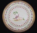 CONSELHEIRO ANTÔNIO DA SILVA PRADO 1840-1929  COMPANHIA DAS INDIAS - AS FÁBULAS DE ÉSOPO. PRATO EM PORCELANA COMPANHIA DAS ÍNDIAS, REINADO JIAQING QUE PERTENCEU AO SERVIÇO DO CONSELHEIRO ANTÔNIO DA SILVA PRADO. ESSE MAGNIFICO APARELHO FOI ENCOMENDADO PELO BISAVÔ DE DONA MARIA CATHARINA DA SILVA PRADO (1851-1899), ESPOSA DO CONSELHEIRO ANTÔNIO PRATO. FOI LEGADO DE SEU PAI O CONSELHEIRO ANTONIO DA COSTA PINTO E SILVA FILHO (GOVERNADOR DO RIO GRANDE DO SUL E DA PARAÍBA) QUE POR SUA VEZ O RECEBEU DO SEU PRÓPRIO PAI, ANTÔNIO DA COSTA PÍNTO E SILVA, QUE O RECEBEU DO ENCOMENDANTE, SEU SOGRO JOÃO DA SILVA PINTO, NASCIDO EM 1760. JOÃO DA SILVA PINTO ERA PAI DE DONA MARIA CANDIDA DE NOVAES SILVA, ESPOSA DE ANTONIO DA COSTA PINTO E SILVA. CADA UM DOS PRATOS DESSE SERVIÇO TEM DECORAÇÃO DE EPISÓDIOS DAS FÁBULAS DE ESÔPO. ABA TEM DECORAÇÃO CARACTERÍSTICA DO PERÍODO JIAQING DE COMPANHIA DAS INDIAS COM BARRADO EM OURO FORMANDO GUIRLANDA ENTRE FILETES EM AZUL. O BARRADO É SUCEDIDO POR GUIRLANDA COM PARRAS E CACHOS DE UVA. A SEGUIR JÁ NA CALDEIRA GUIRLANDA COM FLORES. EM REVERVA CEGONHA EM MEIO A ÁRVORE E VEGETAÇÃO RASTEIRA.  . SOB A RESERVA INICIAIS JSP RELATIVAS A JOÃO DA SILVA PINTO, PAI DO CONSELHEIRO ANTÔNIO PRADO. CHINA, QING, FINAL DO SEC. XVIII OU INICIO DO XIX. EXEPLAR DESSE SERVIÇO ESTÁ REPRODUZIDO NO  LIVRO AS COMPANHIAS DAS INDIAS E A PORCELANA CHINESA DE ENCOMENDA DO  DOUTOR JOSÉ ROBERTO TEIXEIRA LEITE E PÁGINA 670 TAMBEM NO  LIVRO O BRASIL A CERÂMICA ANTIGA POR E. F. BRANCANTE E NO LIVRO LOUÇA DA ARISTOCRACIA NO BRASIL POR JENNY DREYFUS PAG. 137. CHINA, PERIODO JIAQING, 25 CM DE DIAMETRO. NOTA: As Fábulas de Esopo são uma coleção de fábulas creditadas a Esopo (620-560 a.C.), um escravo e contador de histórias que viveu Grécia Antiga. As fábulas de Esopo tornaram-se um termo genérico para coleções de fábulas brandas, usualmente envolvendo animais personificados. As fábulas remontam uma chance popular para a educação moral de crianças hoje. Há muitas histórias incluídas nas fábulas de Esopo, tais como A raposa e as uvas (de que a expressão idiomática "uvas verdes" foi derivada), A Cigarra e a Formiga, A tartaruga e a lebre, O vento norte e o sol, O menino que gritava lobo e O Lobo e o Cordeiro são conhecidas pelo mundo inteiro.Assim, podemos dizer que em toda parte, a fábula é um conto de moralidade popular, uma lição de inteligência, de justiça, de sagacidade, trazida até nós pelos nossos Esopos.Apolônio de Tiana, filósofo do século I d.C. recordou como tendo dito sobre Esopo: Como aqueles que jantam bem nos pratos mais planos, ele fez uso de humildes incidentes para ensinar grandes verdades, e após servir uma história ele adiciona a ela o aviso para fazer uma coisa ou não fazê-la. Então, também, ele foi realmente mais atacado para verdade do que os poetas são.