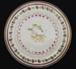 CONSELHEIRO ANTÔNIO DA SILVA PRADO 1840-1929  COMPANHIA DAS INDIAS - AS FÁBULAS DE ÉSOPO. PRATO EM PORCELANA COMPANHIA DAS ÍNDIAS, REINADO JIAQING QUE PERTENCEU AO SERVIÇO DO CONSELHEIRO ANTÔNIO DA SILVA PRADO. ESSE MAGNIFICO APARELHO FOI ENCOMENDADO PELO BISAVÔ DE DONA MARIA CATHARINA DA SILVA PRADO (1851-1899), ESPOSA DO CONSELHEIRO ANTÔNIO PRATO. FOI LEGADO DE SEU PAI O CONSELHEIRO ANTONIO DA COSTA PINTO E SILVA FILHO (GOVERNADOR DO RIO GRANDE DO SUL E DA PARAÍBA) QUE POR SUA VEZ O RECEBEU DO SEU PRÓPRIO PAI, ANTÔNIO DA COSTA PÍNTO E SILVA, QUE O RECEBEU DO ENCOMENDANTE, SEU SOGRO JOÃO DA SILVA PINTO, NASCIDO EM 1760. JOÃO DA SILVA PINTO ERA PAI DE DONA MARIA CANDIDA DE NOVAES SILVA, ESPOSA DE ANTONIO DA COSTA PINTO E SILVA. CADA UM DOS PRATOS DESSE SERVIÇO TEM DECORAÇÃO DE EPISÓDIOS DAS FÁBULAS DE ESÔPO. ABA TEM DECORAÇÃO CARACTERÍSTICA DO PERÍODO JIAQING DE COMPANHIA DAS INDIAS COM BARRADO EM OURO FORMANDO GUIRLANDA ENTRE FILETES EM AZUL. O BARRADO É SUCEDIDO POR GUIRLANDA COM PARRAS E CACHOS DE UVA. A SEGUIR JÁ NA CALDEIRA GUIRLANDA COM FLORES. EM REVERVA UM TIGRE OLHANDO PARA CIMA EM MEIO A ÁRVORE E VEGETAÇÃO RASTEIRA.   SOB A RESERVA INICIAIS JSP RELATIVAS A JOÃO DA SILVA PINTO, PAI DO CONSELHEIRO ANTÔNIO PRADO. CHINA, QING, FINAL DO SEC. XVIII OU INICIO DO XIX. EXEPLAR DESSE SERVIÇO ESTÁ REPRODUZIDO NO  LIVRO AS COMPANHIAS DAS INDIAS E A PORCELANA CHINESA DE ENCOMENDA DO  DOUTOR JOSÉ ROBERTO TEIXEIRA LEITE E PÁGINA 670 TAMBEM NO  LIVRO O BRASIL A CERÂMICA ANTIGA POR E. F. BRANCANTE E NO LIVRO LOUÇA DA ARISTOCRACIA NO BRASIL POR JENNY DREYFUS PAG. 137. CHINA, PERIODO JIAQING, 25 CM DE DIAMETRO. NOTA: As Fábulas de Esopo são uma coleção de fábulas creditadas a Esopo (620-560 a.C.), um escravo e contador de histórias que viveu Grécia Antiga. As fábulas de Esopo tornaram-se um termo genérico para coleções de fábulas brandas, usualmente envolvendo animais personificados. As fábulas remontam uma chance popular para a educação moral de crianças hoje. Há muitas histórias incluídas nas fábulas de Esopo, tais como A raposa e as uvas (de que a expressão idiomática "uvas verdes" foi derivada), A Cigarra e a Formiga, A tartaruga e a lebre, O vento norte e o sol, O menino que gritava lobo e O Lobo e o Cordeiro são conhecidas pelo mundo inteiro.Assim, podemos dizer que em toda parte, a fábula é um conto de moralidade popular, uma lição de inteligência, de justiça, de sagacidade, trazida até nós pelos nossos Esopos.Apolônio de Tiana, filósofo do século I d.C. recordou como tendo dito sobre Esopo: Como aqueles que jantam bem nos pratos mais planos, ele fez uso de humildes incidentes para ensinar grandes verdades, e após servir uma história ele adiciona a ela o aviso para fazer uma coisa ou não fazê-la. Então, também, ele foi realmente mais atacado para verdade do que os poetas são.