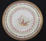 CONSELHEIRO ANTÔNIO DA SILVA PRADO 1840-1929  COMPANHIA DAS INDIAS - AS FÁBULAS DE ÉSOPO. PRATO EM PORCELANA COMPANHIA DAS ÍNDIAS, REINADO JIAQING QUE PERTENCEU AO SERVIÇO DO CONSELHEIRO ANTÔNIO DA SILVA PRADO. ESSE MAGNIFICO APARELHO FOI ENCOMENDADO PELO BISAVÔ DE DONA MARIA CATHARINA DA SILVA PRADO (1851-1899), ESPOSA DO CONSELHEIRO ANTÔNIO PRATO. FOI LEGADO DE SEU PAI O CONSELHEIRO ANTONIO DA COSTA PINTO E SILVA FILHO (GOVERNADOR DO RIO GRANDE DO SUL E DA PARAÍBA) QUE POR SUA VEZ O RECEBEU DO SEU PRÓPRIO PAI, ANTÔNIO DA COSTA PÍNTO E SILVA, QUE O RECEBEU DO ENCOMENDANTE, SEU SOGRO JOÃO DA SILVA PINTO, NASCIDO EM 1760. JOÃO DA SILVA PINTO ERA PAI DE DONA MARIA CANDIDA DE NOVAES SILVA, ESPOSA DE ANTONIO DA COSTA PINTO E SILVA. CADA UM DOS PRATOS DESSE SERVIÇO TEM DECORAÇÃO DE EPISÓDIOS DAS FÁBULAS DE ESÔPO. ABA TEM DECORAÇÃO CARACTERÍSTICA DO PERÍODO JIAQING DE COMPANHIA DAS INDIAS COM BARRADO EM OURO FORMANDO GUIRLANDA ENTRE FILETES EM AZUL. O BARRADO É SUCEDIDO POR GUIRLANDA COM PARRAS E CACHOS DE UVA. A SEGUIR JÁ NA CALDEIRA GUIRLANDA COM FLORES. EM REVERVA UM PÁSSARO POUSADO SOBRE CEREJEIRA EM FLOR SOB RESERVA COM INICIAIS JSP RELATIVAS A JOÃO DA SILVA PINTO, PAI DO CONSELHEIRO ANTÔNIO PRADO. CHINA, QING, FINAL DO SEC. XVIII OU INICIO DO XIX. EXEMPLAR DESSE SERVIÇO ESTÁ REPRODUZIDO NO  LIVRO AS COMPANHIAS DAS INDIAS E A PORCELANA CHINESA DE ENCOMENDA DO  DOUTOR JOSÉ ROBERTO TEIXEIRA LEITE E PÁGINA 670 TAMBEM NO  LIVRO O BRASIL A CERÂMICA ANTIGA POR E. F. BRANCANTE E NO LIVRO LOUÇA DA ARISTOCRACIA NO BRASIL POR JENNY DREYFUS PAG. 137. CHINA, PERIODO JIAQING, 25 CM DE DIAMETRO. NOTA: As Fábulas de Esopo são uma coleção de fábulas creditadas a Esopo (620-560 a.C.), um escravo e contador de histórias que viveu Grécia Antiga. As fábulas de Esopo tornaram-se um termo genérico para coleções de fábulas brandas, usualmente envolvendo animais personificados. As fábulas remontam uma chance popular para a educação moral de crianças hoje. Há muitas histórias incluídas nas fábulas de Esopo, tais como A raposa e as uvas (de que a expressão idiomática "uvas verdes" foi derivada), A Cigarra e a Formiga, A tartaruga e a lebre, O vento norte e o sol, O menino que gritava lobo e O Lobo e o Cordeiro são conhecidas pelo mundo inteiro.Assim, podemos dizer que em toda parte, a fábula é um conto de moralidade popular, uma lição de inteligência, de justiça, de sagacidade, trazida até nós pelos nossos Esopos.Apolônio de Tiana, filósofo do século I d.C. recordou como tendo dito sobre Esopo: Como aqueles que jantam bem nos pratos mais planos, ele fez uso de humildes incidentes para ensinar grandes verdades, e após servir uma história ele adiciona a ela o aviso para fazer uma coisa ou não fazê-la. Então, também, ele foi realmente mais atacado para verdade do que os poetas são.